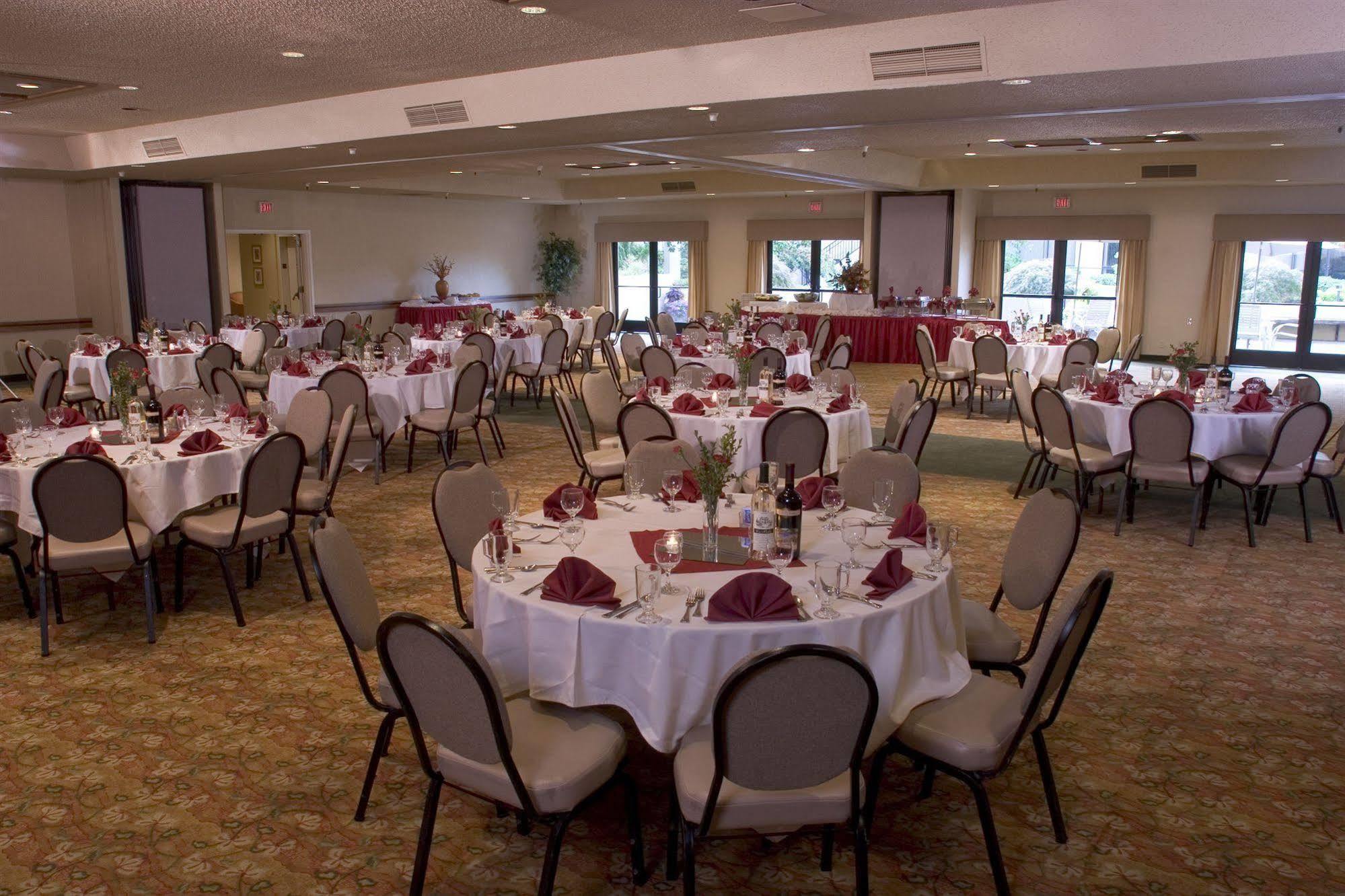 Monarch Hotel & Conference Center Clackamas Restaurant photo